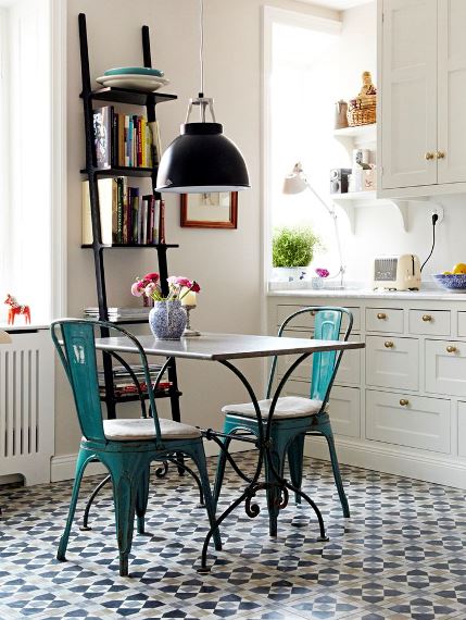 Σε μία κουζίνα με «ουδέτερο» στιλ μπορείτε να προσθέσετε ένα vintage τραπέζι με industrial καρέκλες και φωτιστικό για μία μοναδική διακόσμηση. Αν ο χώρος είναι ενιαίος και μοντέρνος, η συγκεκριμένη λύση μπορεί να κάνει ομαλή τη μετάβαση από το ένα σημείο στο άλλο.