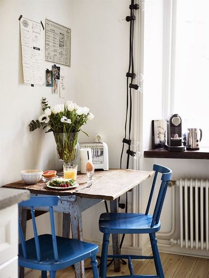 Σε μία μικρή κουζίνα μπορείτε να χαρίσετε μία vintage πινελιά με ένα μικρό τραπέζι και δύο χρωματιστές καρέκλες χωρίς να δείχνει μικρότερος ο χώρος.