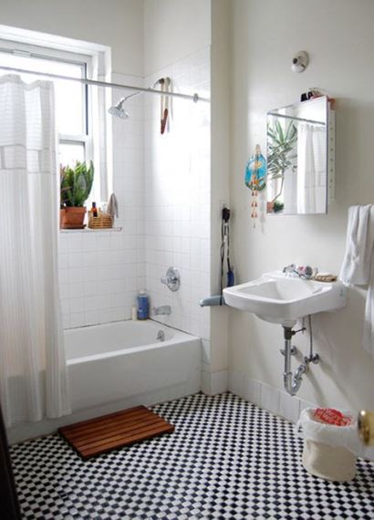 Φροντίστε να διατηρείτε πάντα καθαρό το μπάνιο, και αποφορτίστε το από περιττά αντικείμενα. Το απόλυτο λευκό στους τοίχους θα βοηθήσει. 