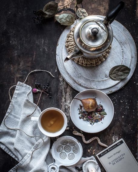 Ένα vintage σερβίτσιο είναι πάντα χρήσιμο για ένα βροχερό απόγευμα που θα χρειαστείτε ένα ζεστό αρωματικό τσάι, παρέα με το αγαπημένο σας βιβλίο.