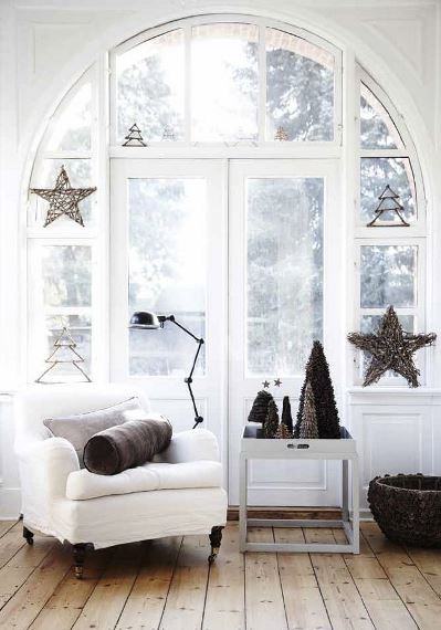 Black & white Xmas decor με αστέρια και mini δέντρα.