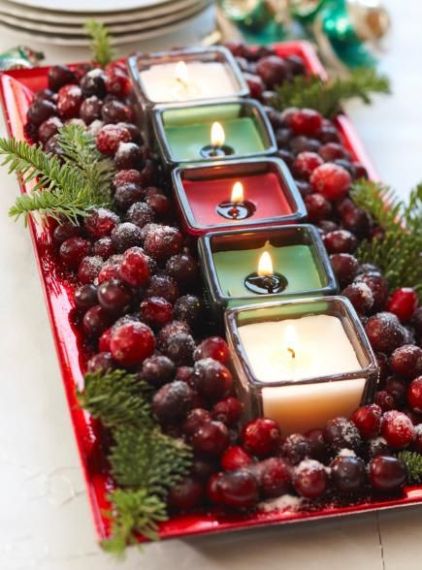 Τα αρωματικά κεριά είναι πολύ χρήσιμα και μπορείτε να τα διακοσμήσετε σε πιατέλες σκορπώντας σε όλο το σπίτι άρωμα Χριστουγέννων.