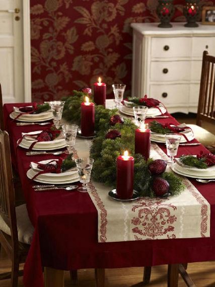 Παραδοσιακό και άκρως γιορτινό το κόκκινο τραπέζι εντυπωσιάζει κυρίως με το πλούσιο χρώμα του. Το υγρό φως των κεριών αναδεικνύουν τους διαφορετικούς όγκους.