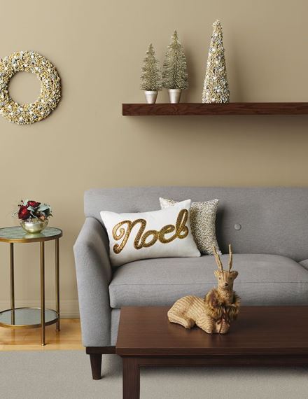 Το χρυσό χρώμα σε ματ εκδοχή και μερικά χριστουγεννιάτικα μαξιλάρια με διακριτικά σχέδια αλλάζουν αμέσως την εικόνα του καθιστικού.