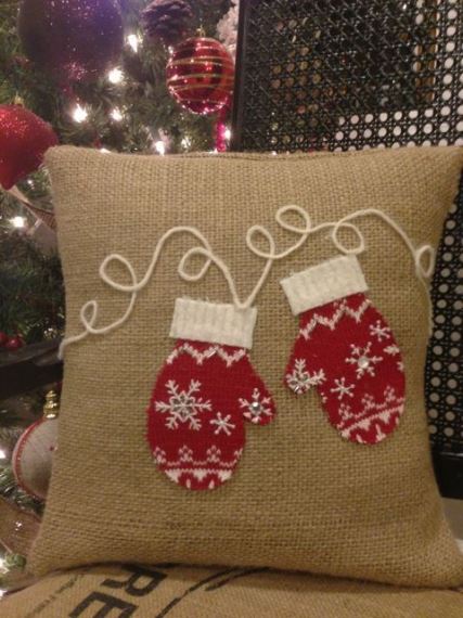 Για εσάς που οι χειροποίητες δημιουργίες είναι το ατού σας, δοκιμάστε να ράψετε χριστουγεννιάτικα σχέδια σε υφές της προτίμησης σας πάνω σε ένα απλό μαξιλάρι από λινάτσα.