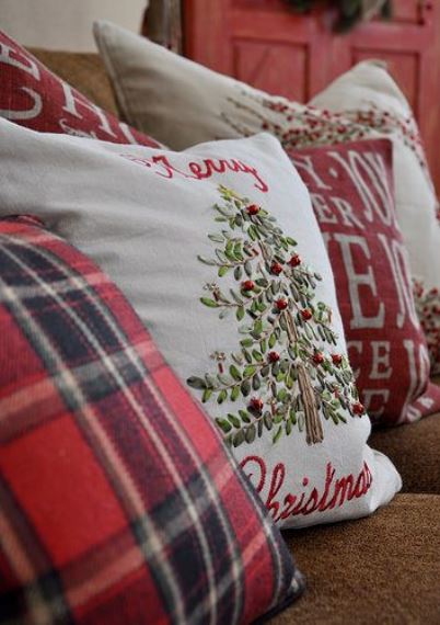 Τα μαξιλάρια είναι από τα πιο εύχρηστα αντικείμενα που μπορείτε να χρησιμοποιήσετε για τη χριστουγεννιάτικη διακόσμηση. Αλλάζουν αμέσως την εικόνα του καθιστικού, αφαιρούνται με το πέρας των εορτών και μπορούν να είναι πολύ οικονομικά. 