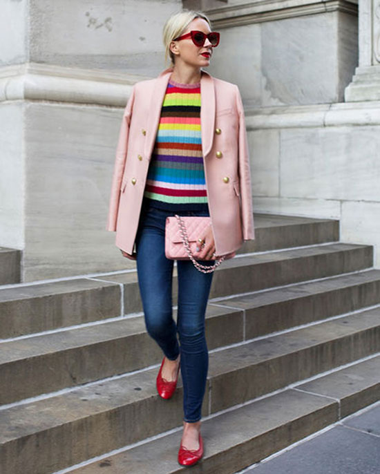 Φορέστε το κλασσικό skinny jean σας με ένα πουλόβερ με φωτεινές ρίγες, ένα παλτό σε παστέλ χρώμα και πολύχρωμες μπαρέτες.