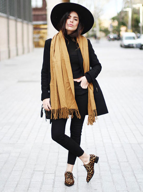 Το total black στυλ με ένα jean, ένα πουλόβερ και ένα παλτό, μπορεί να ολοκληρωθεί πολύ ωραία με ένα έντονο ή ανοιχτό χρώμα κασκόλ ή πασμίνα.