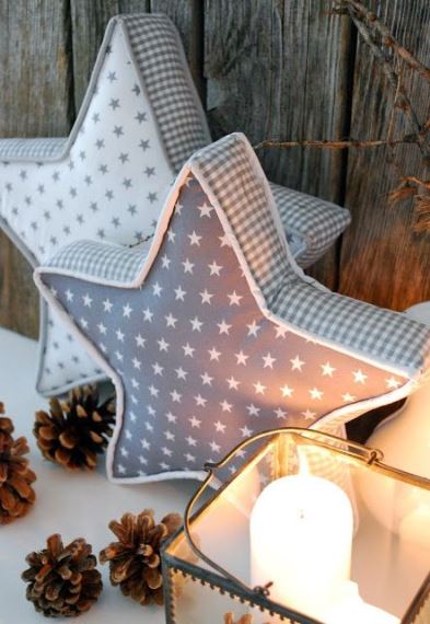 Τα μαξιλάρια σε σχήμα αστεριών προσφέρουν ένα απόλυτα γιορτινό άγγιγμα.