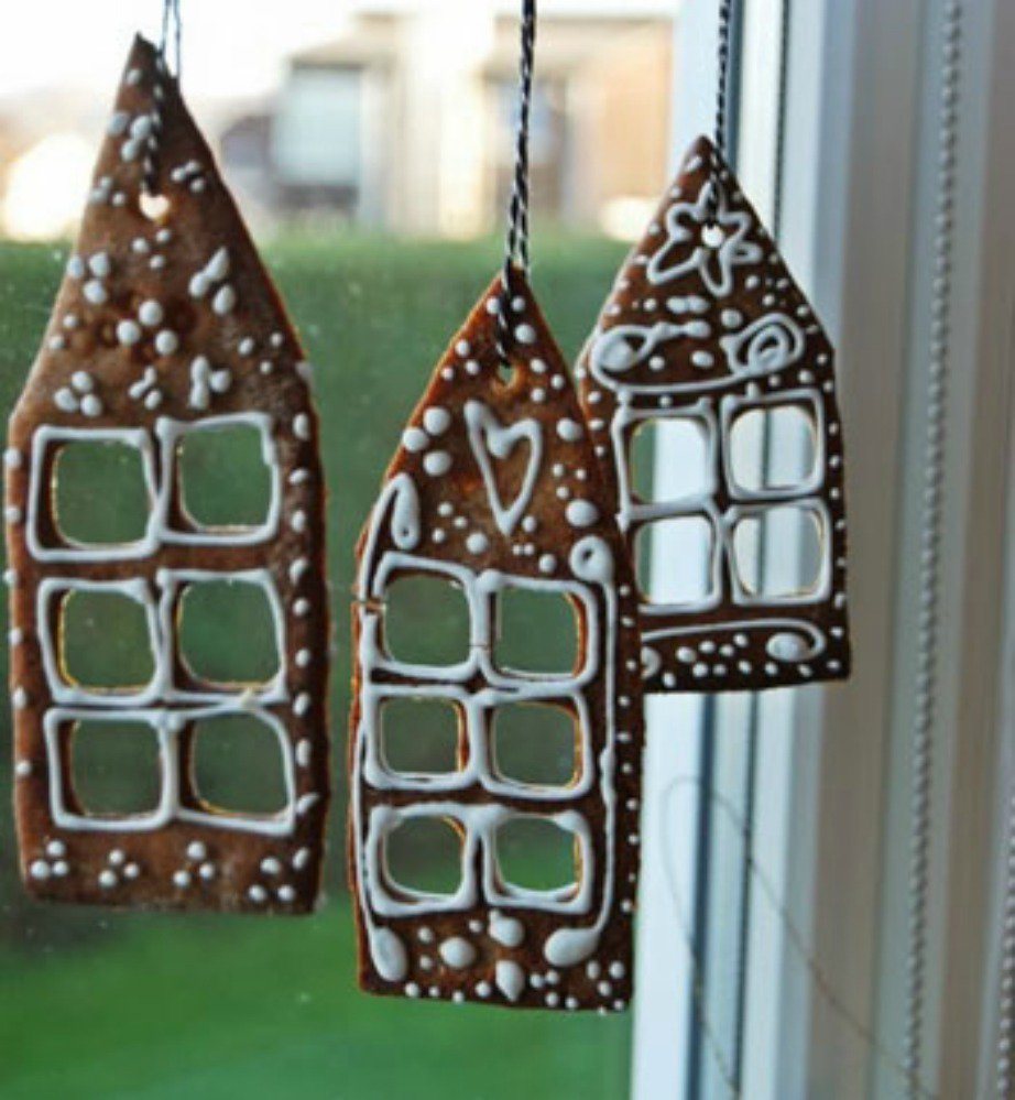 Φτιάξτε γλυκίσματα και κρεμάστε τα από τα παράθυρα του σπιτιού σας. 
