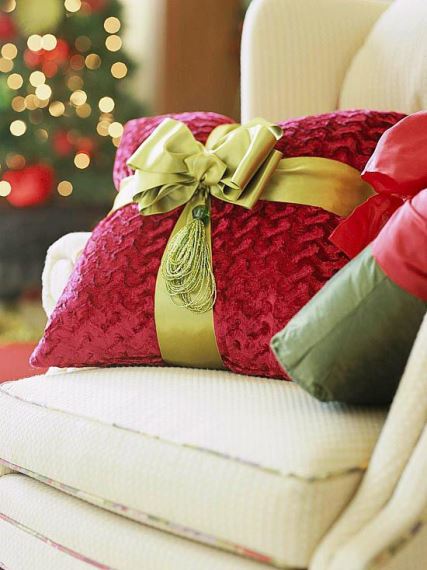 Προσφέρετε ένα «δώρο» στην πολυθρόνα και τον καναπέ σας με μία εύκολη και «έξυπνη» DIY κατασκευή.