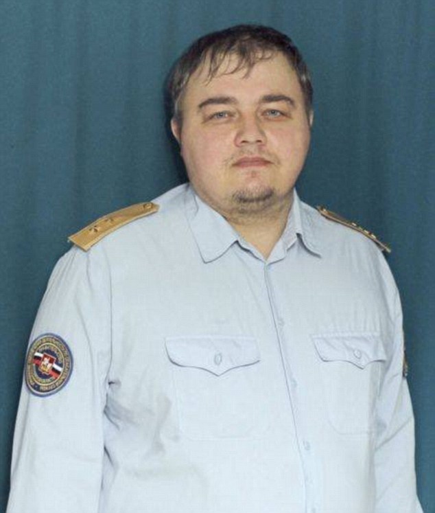 30347EC300000578-3401787-Double_take_The_Russian_police_officer_was_spotted_on_Thursday_a-m-17_1452895544184_6b0e3