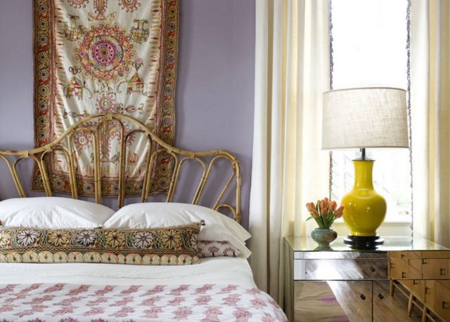 Angie Hranowsky: Χαρακτηριστική περίπτωση με mix & match decor. Το vintage κρεβάτι συνδυάζεται με μοντέρνο side table και ένα φωτιστικό με funky χρώμα. Τα wall hangings παραμένουν μία καλή ιδέα για να διακοσμήσετε τον τοίχο.