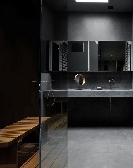Το πληθωρικό decor & design δεν σημαίνει απαραίτητα ότι είναι και κομψό. Ένα minimal μπάνιο σε μαύρες και σκούρες γκρι αποχρώσεις με μεταλλικές λεπτομέρειες εκπέμπει την ζητούμενη πολυτέλεια.