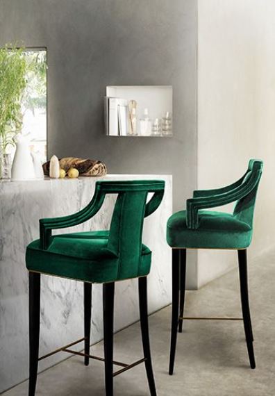 Σε μία κουζίνα με minimal λογική ταιριάζουν μερικές καρέκλες με mix & match design το οποίο συνδυάζει μοντέρνα με baroque στοιχεία.