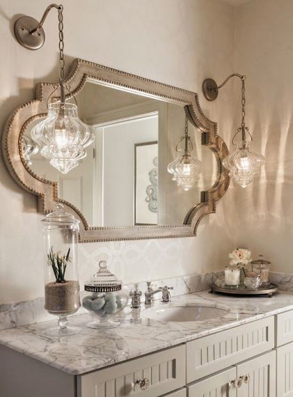 Το νεοκλασικό decor & design με έναν baroque καθρέφτη και φωτιστικά είναι η πιο safe και διαχρονική επιλογή.