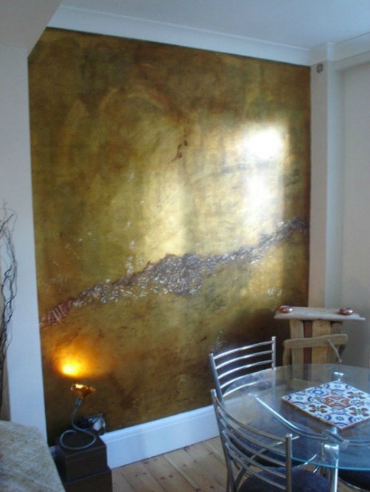 Επιλέξτε να βάλετε το χρυσό σε έναν τοίχο γιατί αλλιώς ο χώρος σας θα δείχνει υπερβολικός.