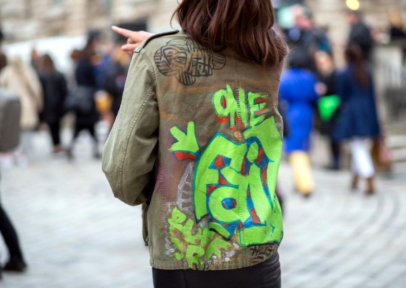 Graffiti Το είδαμε κυρίως σε jackets και παλτό, αλλά και σε jean παντελόνια. Δημιουργίες που μοιάζουν να έχουν γίνει από κάποιον street artist κερδίζουν τις εντυπώσεις.