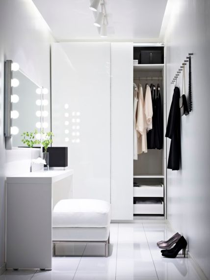 All white walk in closet με minimal design. Απόλυτα λειτουργικό χωρίς περιττά πράγματα.