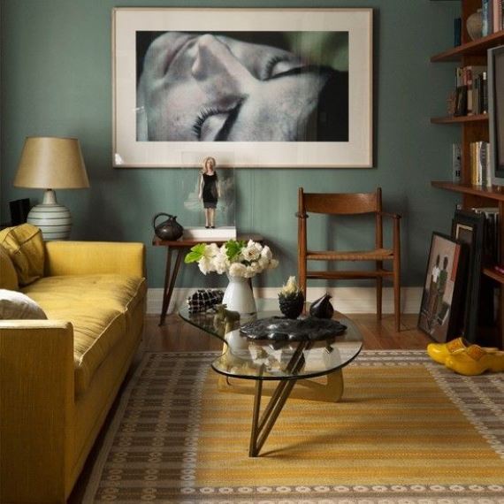 Κρατήστε το παλιό σαλόνι αλλάζοντας το χαλί και το coffee table. Ένα black & white poster θα χαρίσει ένα artistic ύφος.