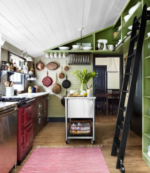 ΜΕΤΑ Ο νέος χώρος είναι πολύ πιο ζεστός. Το πράσινο χρώμα είναι το πλέον κατάλληλο αφού συνδυάζεται άψογα με το ξύλινο δάπεδο και το rustic decor. Tα ανοιχτά ράφια δείχνουν μεγαλύτερη την κουζίνα.