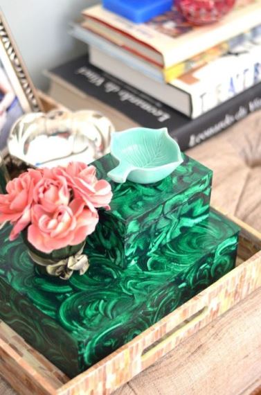 Τα floral κουτιά ταιριάζουν σε ένα girly ή ρομαντικού decor καθιστικό ενώ χρησιμεύουν και ως mini αποθηκευτικοί χώροι.