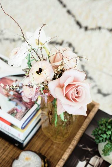 Λίγα λουλούδια στο coffee table αρκούν για να χαρίσετε μία ρομαντική πινελιά στο καθιστικό.