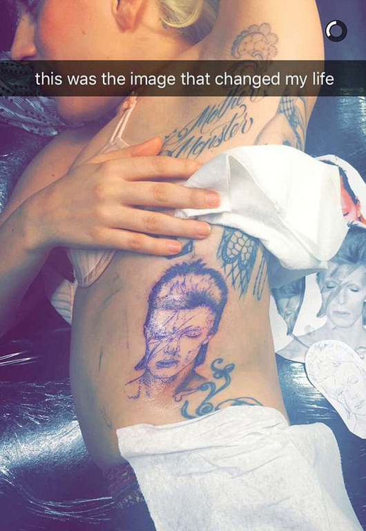 lady-gaga-gets-david-bowie-tattoo-in-tribute-to-the-late-icon_1