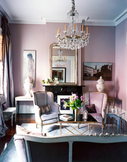 Το παριζιάνικο στιλ είναι μία από τις πιο safe επιλογές. Εστιάστε στον πολυέλαιο, στα elegant έπιπλα και τις artistic λεπτομέρειες. Το λευκό και το ροζ της πούδρας αποτελούν έναν μοναδικό συνδυασμό.