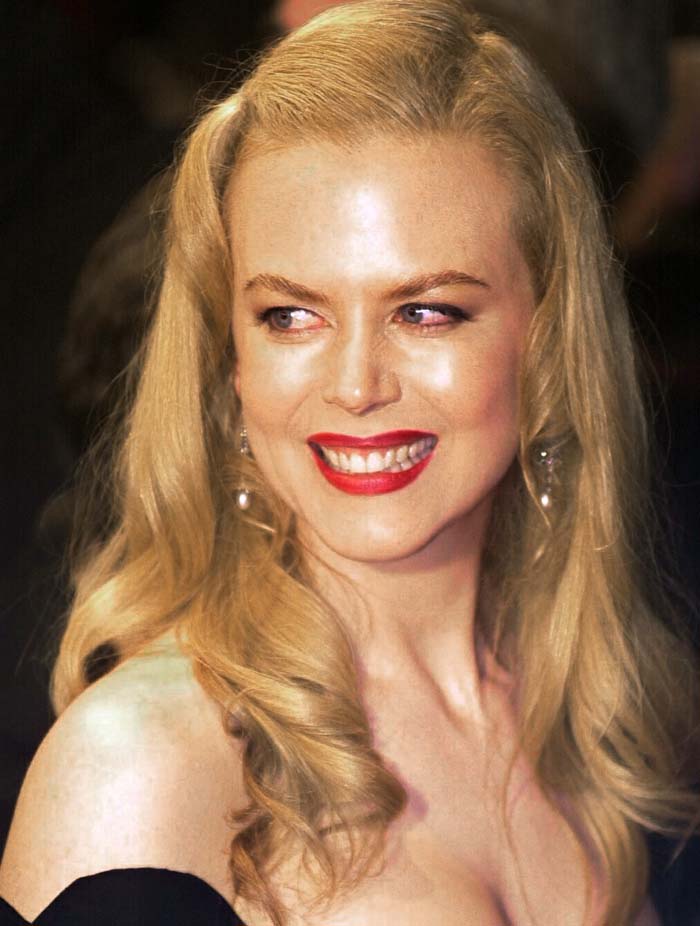 LONDON, UNITED KINGDOM: Australian actress Nicole Kidman arrives at the British Academy Film Awards in London 24 February 2002. (Photo credit should read NICOLAS ASFOURI/AFP/Getty Images)