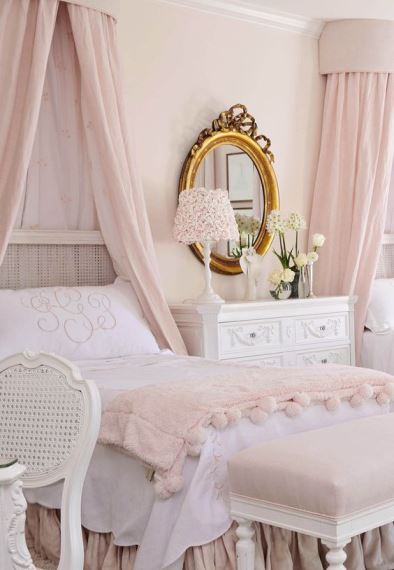 Το απόλυτο girly room που εκπέμπει ρομαντισμό είναι αυτό με το παριζιάνικο στιλ σε παστέλ ροζ και λευκές αποχρώσεις.