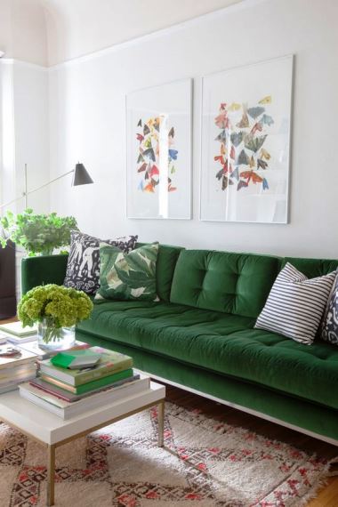 Ο vintage βελούδινος καναπές μπορεί να αναδειχθεί με μαξιλάρια σε μοντέρνα μοτίβα και χαρούμενα χρώματα.