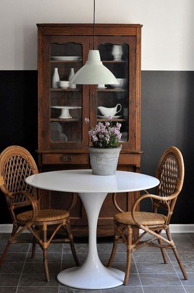 Αν έχετε ένα παλιό ξύλινο έπιπλο που συνοδεύεται από ανάλογο τραπέζι με καρέκλες ανανεώστε μόνο αυτό προσθέτοντας παράλληλα ένα μοντέρνο φωτιστικό.
