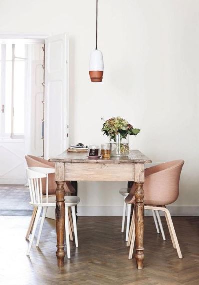 Αντίστροφα, αν δε θέλετε να πετάξετε το παλιό τραπέζι απαλλαγείτε από τις καρέκλες προσθέτοντας καινούριες στο χρώμα rose quarz που πρωταγωνιστεί τη φετινή σεζόν. Για extra στιλ συνδυάστε το με ένα copper φωτιστικό.