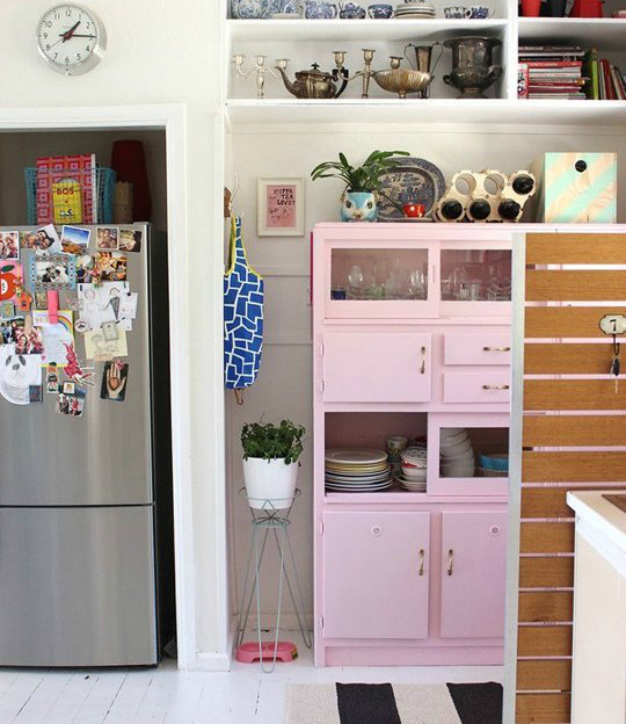 Αν σας αρέσει το ροζ χρώμα τότε βάλτε το στην κουζίνα σας. Με την κατάλληλη διακόσμηση οποιοδήποτε χρώμα μπορεί να ταιριάξει σε μια κουζίνα.