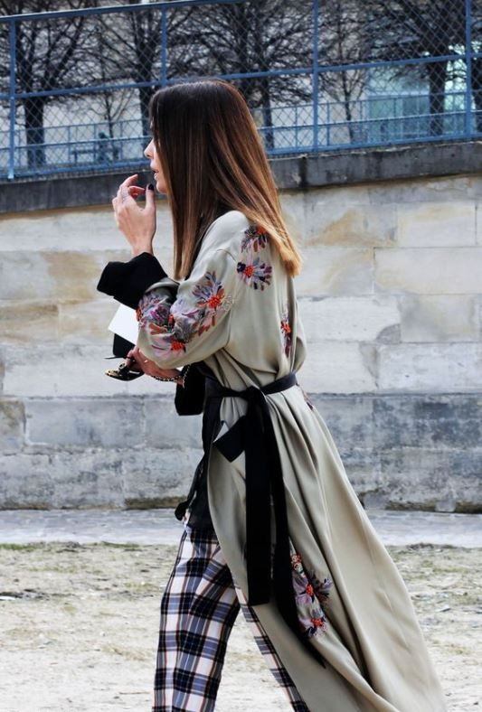 Ένα kimono με floral στοιχεία είναι το ιδανικό outerwear για την εποχή που διανύουμε.