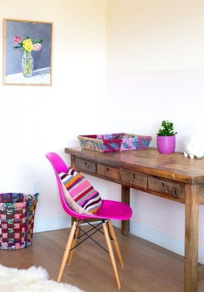Αν έχετε επιλέξει το παλιό ξύλινο τραπέζι για τον ρόλο του home office μπορείτε να το συνδυάσετε με μία μοντέρνα hot pink καρέκλα και χρωματιστά items για ένα stylish αποτέλεσμα.