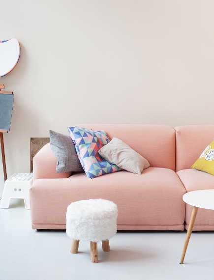 Τολμήστε να εντάξετε περισσότερα χρώματα στο καθιστικό και το υπόλοιπο σπίτι. Τα χρωματιστά μαξιλάρια είναι μία εύκολη και γρήγορη αλλαγή που μπορείτε να κάνετε.