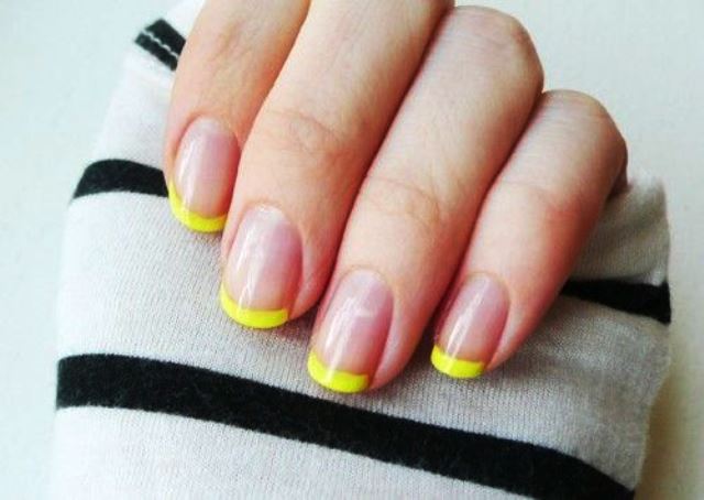 Έντονο κίτρινο με διάφανη βάση για ένα πιο funky αποτέλεσμα. Φροντίστε τα νύχια σας να είναι περιποιημένα για να δείξει όμορφο αυτό το μανικιούρ.