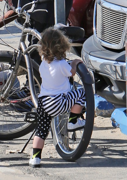 EXCLUSIVE: ** PREMIUM EXCLUSIVE RATES APPLY** Gavin Rossdale takes his 2 year-old son Apollo for a bike ride without a helmet!