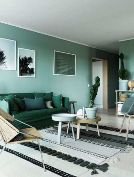Το πράσινο χρώμα ηρεμεί μεταδίδει θετική ενέργεια αλλά και χαρίζει την αίσθηση της φύσης στο εσωτερικό του σπιτιού. Μπορεί να μην πρόκειται για μία προσωρινή διακόσμηση όμως η απόχρωση αυτή θεωρείται απόλυτα διαχρονική.