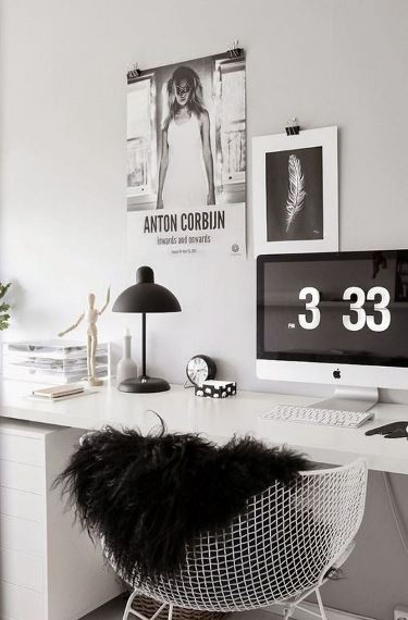 Το minimal black & white home office ταιριάζει σε μοντέρνους χώρους, ενώ μπορεί να τοποθετηθεί και σε ένα δωμάτιο-αποθήκη με ντουλάπες.