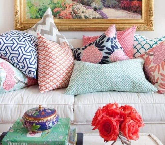 Διακοσμήστε τον καναπέ με χρωματιστά μαξιλάρια σε χαρούμενα μοτίβα. Όσο περισσότερα τόσο το καλύτερο.