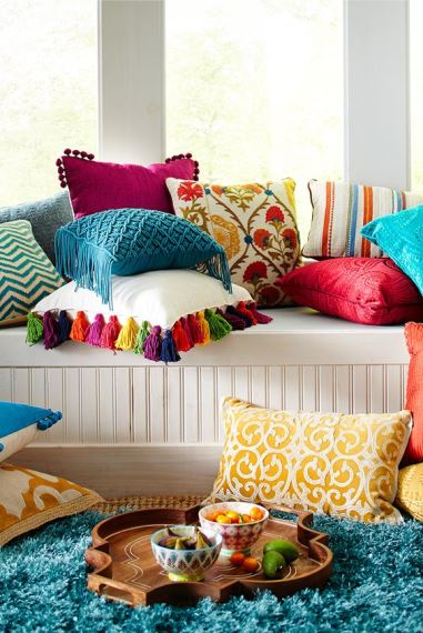 Τα πολύχρωμα μαξιλάρια με πολύπλοκα μοτίβα είναι μία από τις πιο safe επιλογές για ένα boho άγγιγμα στο σπίτι.