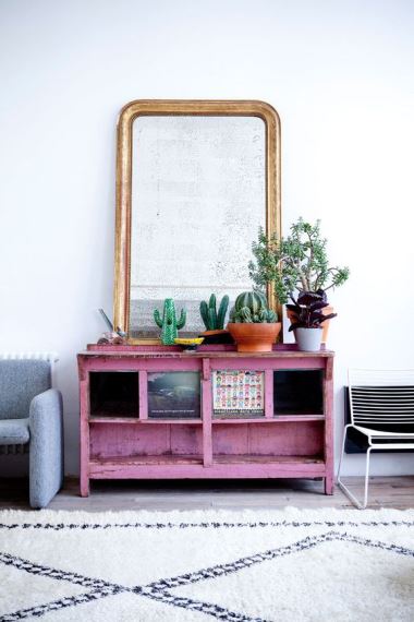 Μία ακόμα DIY και συγχρόνως rustic και girly πινελιά για το χώρο θα μπορούσε να είναι ένα παλιό ξύλινο έπιπλο βαμμένο σε ροζ χρώμα.
