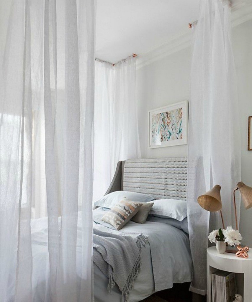 Κρεμάστε κουρτίνες γύρω από το κρεβάτι σας για να δημιουργήσετε μια πιο ρομαντική ατμόσφαιρα.