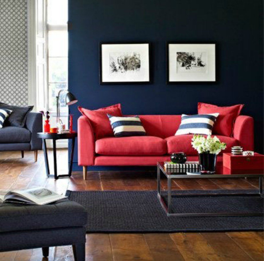 Βάψτε έναν τοίχο σε σκούρο μπλε για να δώσετε ένταση στο σαλόνι σας.