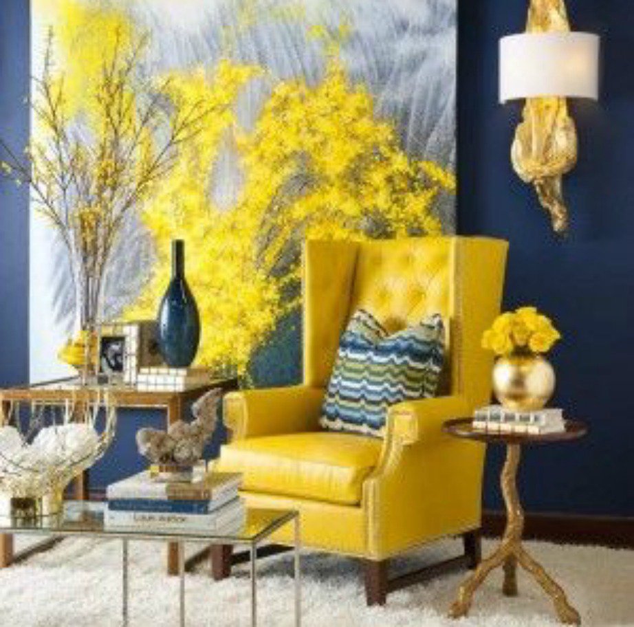 Δώστε χρώμα στο σαλόνι σας φωτίζοντας τον σκουρόχρωμο τοίχο σας με μια πολυθρόνα σε έντονο χρώμα.