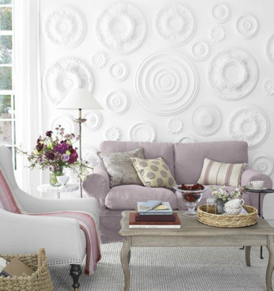 Κολλήστε γύψινες ροζέτες σε έναν τοίχο του σαλονιού και εντυπωσιάστε...