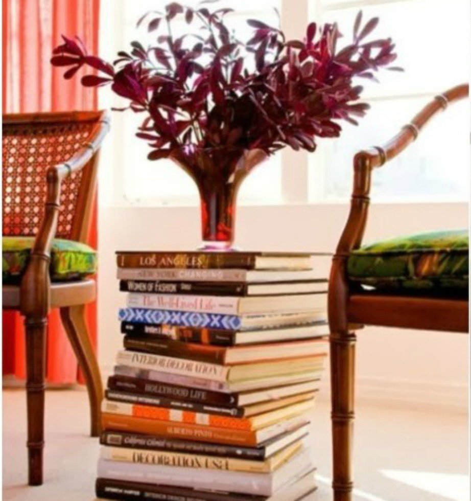 Φτιάξτε όμορφα side tables από βιβλία βάζοντας πάνω στο τελευταίο ένα κομμάτι γυαλί.